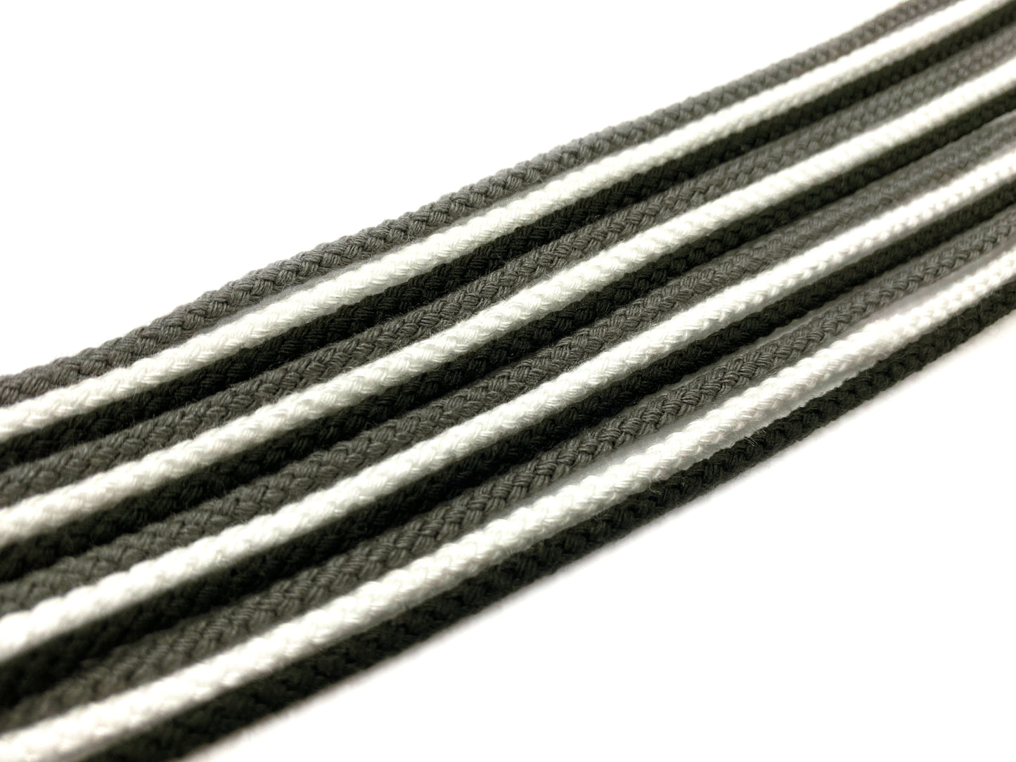 結び目の無いあやとりひも(モノトーン)