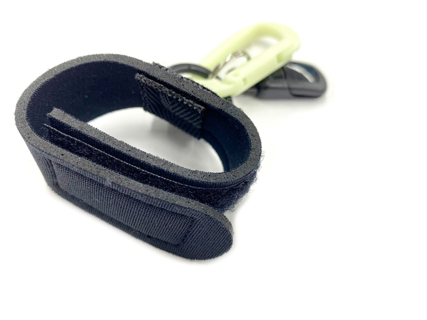 【入荷しました!】グローバンド ~蓄光カラビナ付き多機能便利バンド~