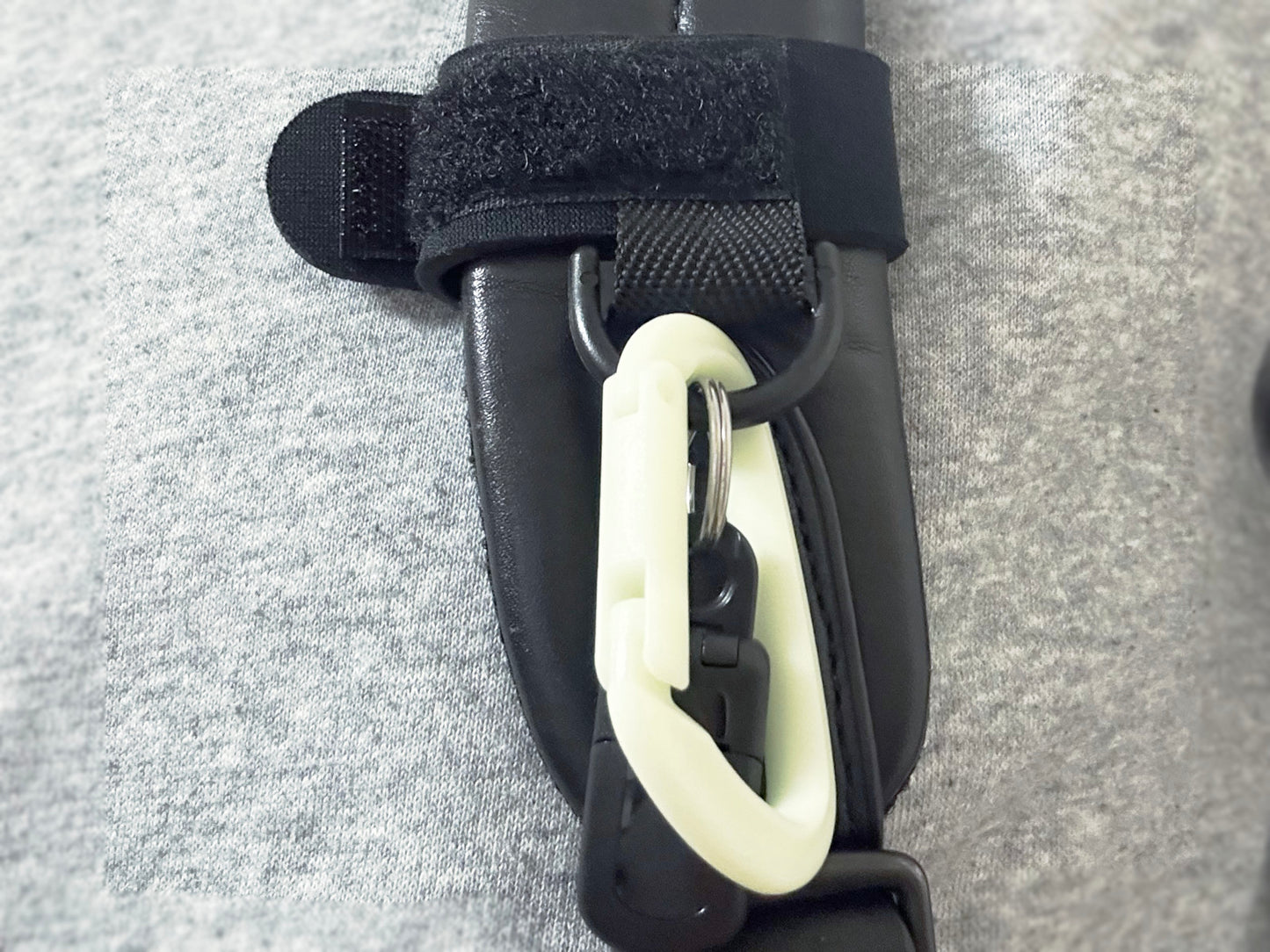 【入荷しました!】グローバンド ~蓄光カラビナ付き多機能便利バンド~