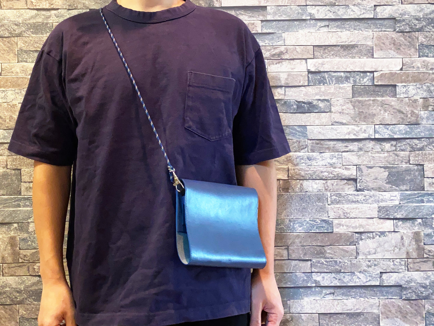 WALKING BOOK - 栃木レザー使用、肩掛けストラップ付きバッグになるブックカバー -