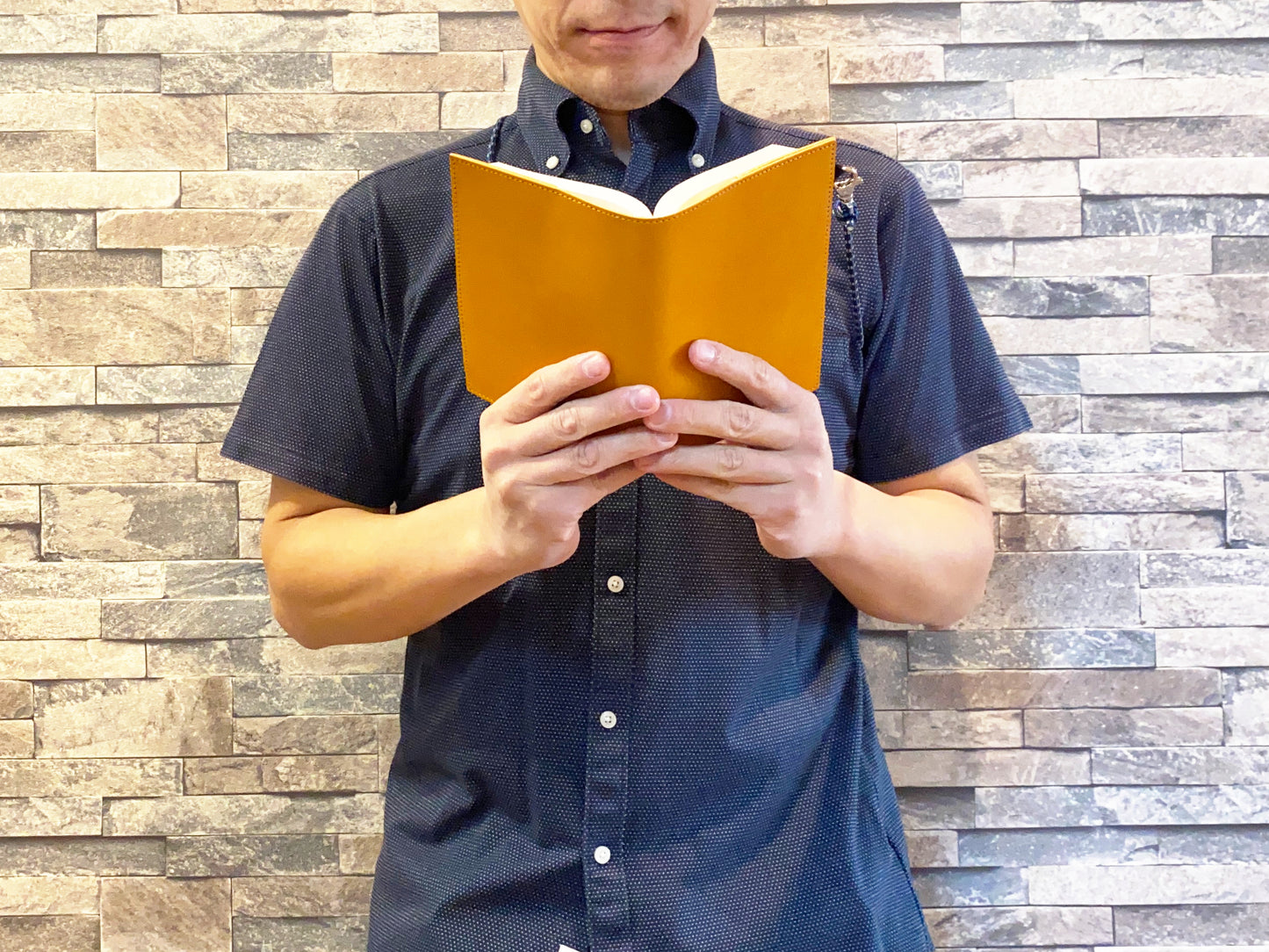 WALKING BOOK - 栃木レザー使用、肩掛けストラップ付きバッグになるブックカバー -