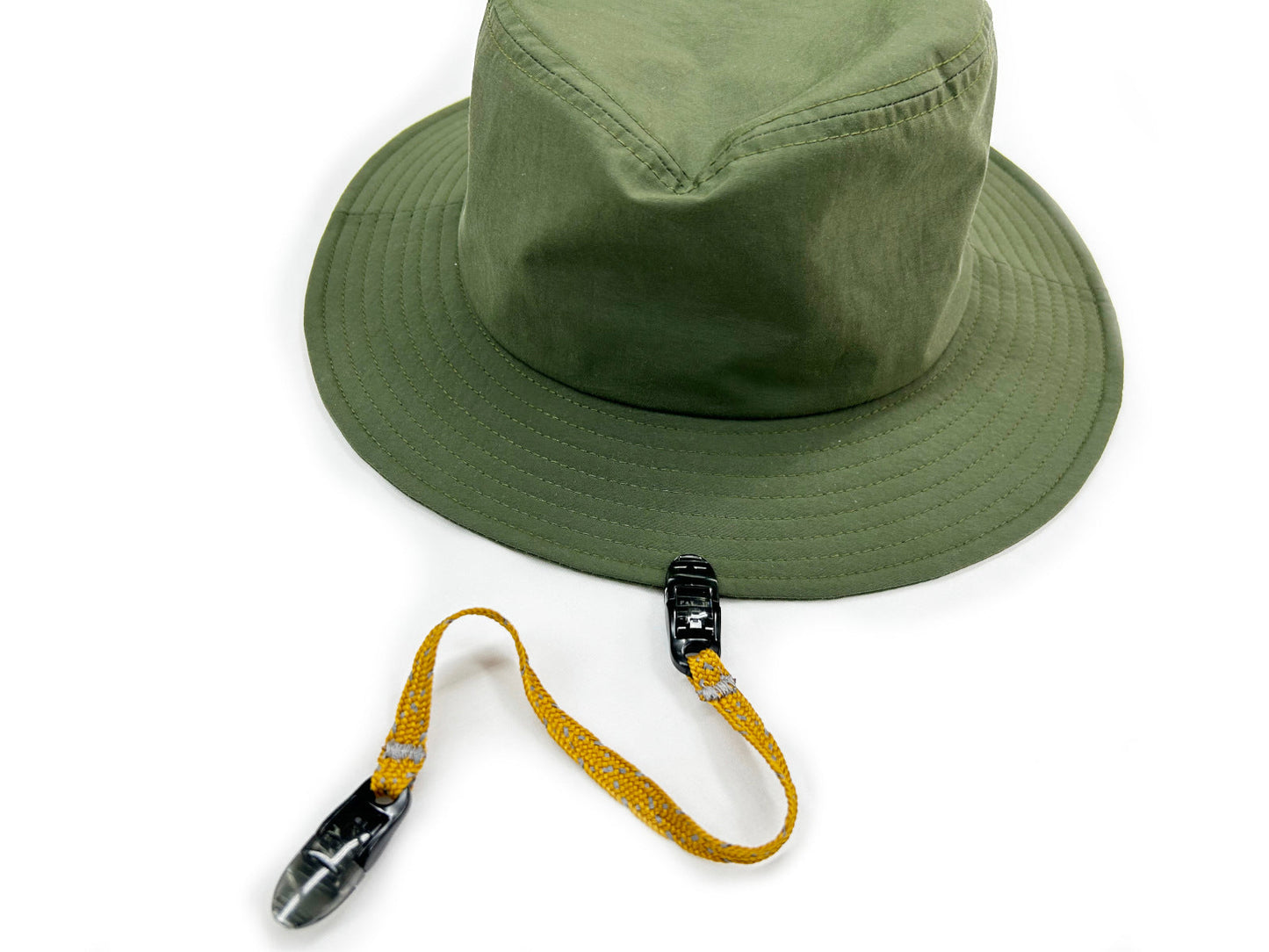 反射材入りキャップホルダー　～反射材入り紐を使用した帽子が風で飛ぶのを防ぐバンド～